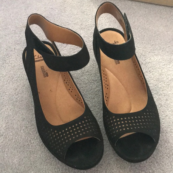 clarks black suede sandals